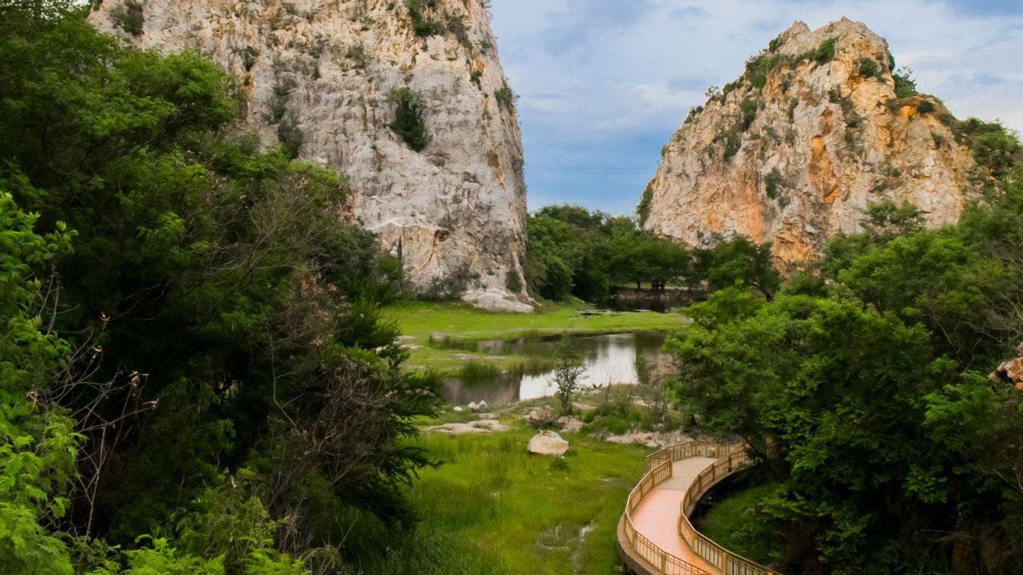 เที่ยวราชบุรีไม่ได้มีดีแค่สวนผึ้ง แนะนำ 5 สถานที่สุดว้าว ทั้งอุทยาน วัดวาอาราม และสถานที่น่าเช็คอินปี 2025