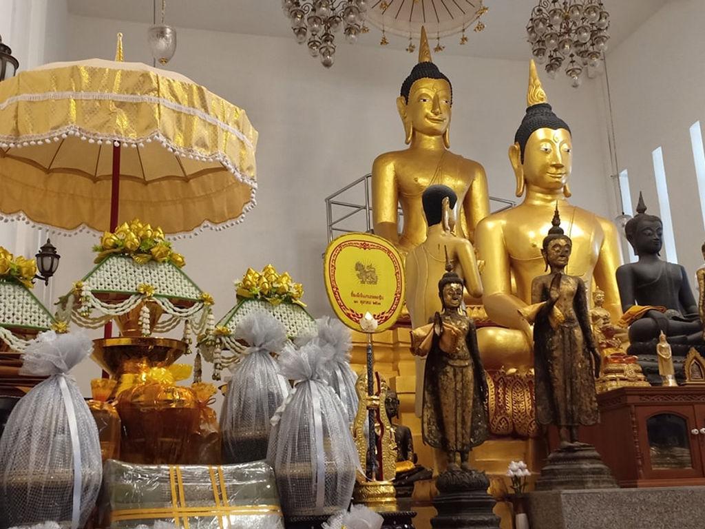Wat Klang Khlong Sra Bua