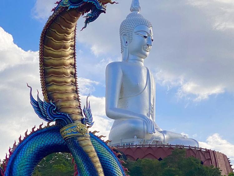Wat Roi Phra Phutthabat Phu Manorom