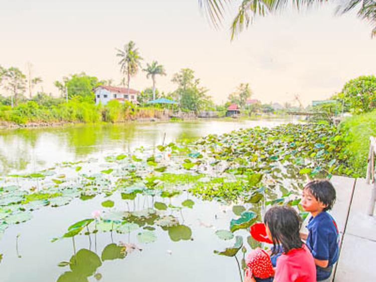 Khlong Maha Sawat Floating Market
