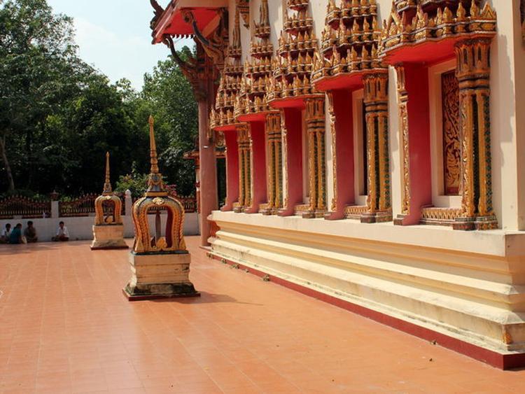วัดลำบัวลอย