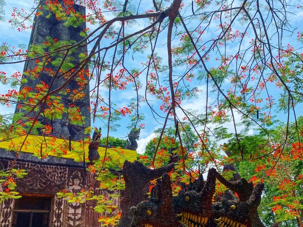 Wat Phu Phanomdee（一亿座石塔）