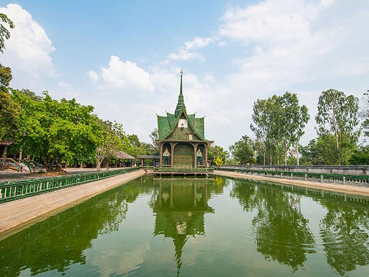 Wat Pa Maha Chedi Kaeo（百万瓶寺）