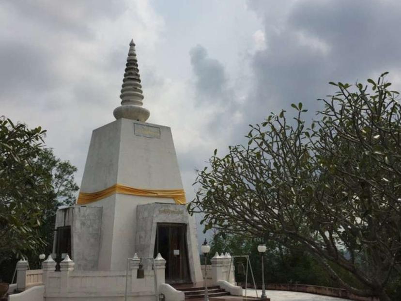 Wat Pa Phra That Khao Noi