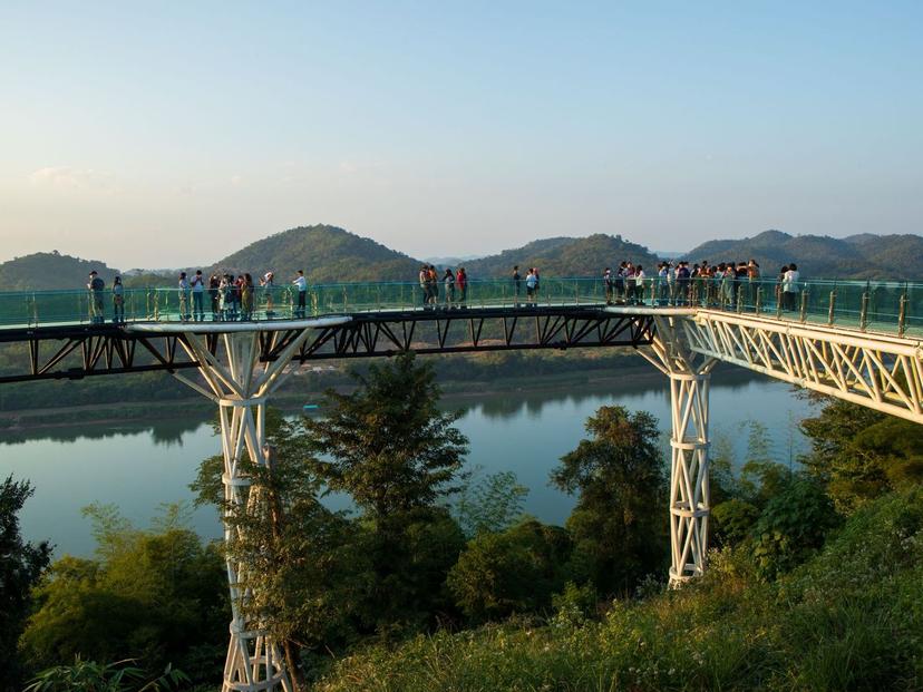 พระใหญ่ภูคกงิ้ว และ สกายวอล์ค (Sky walk)