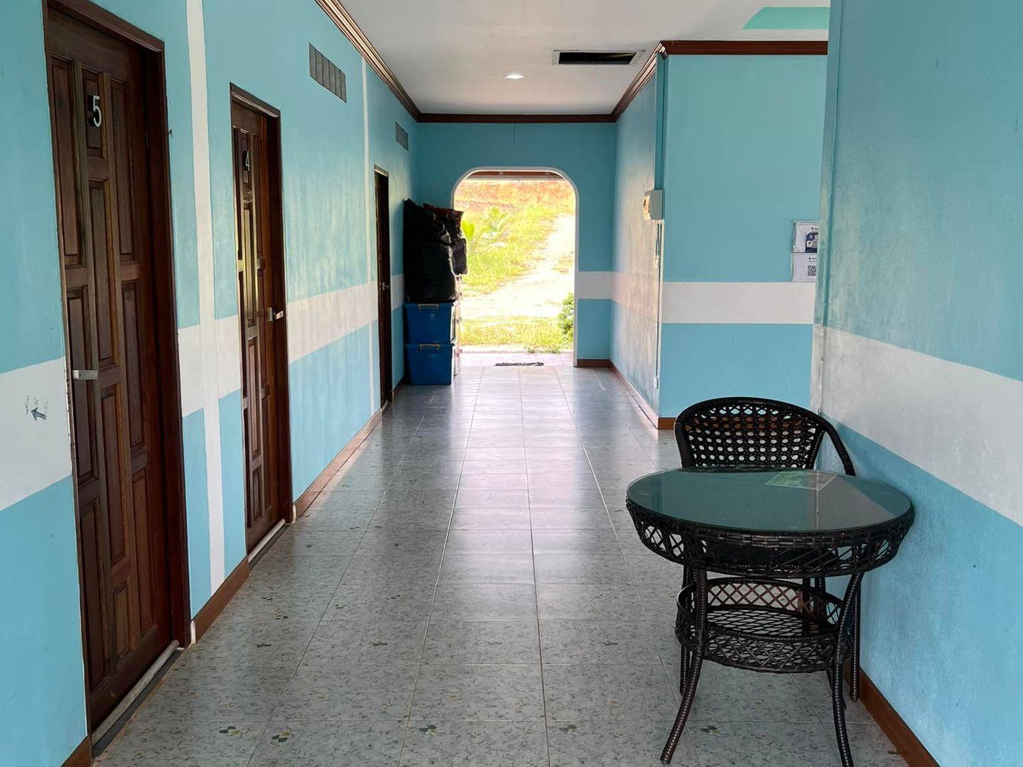 Chong Lom Homestay & Chong Lom Halal Foods