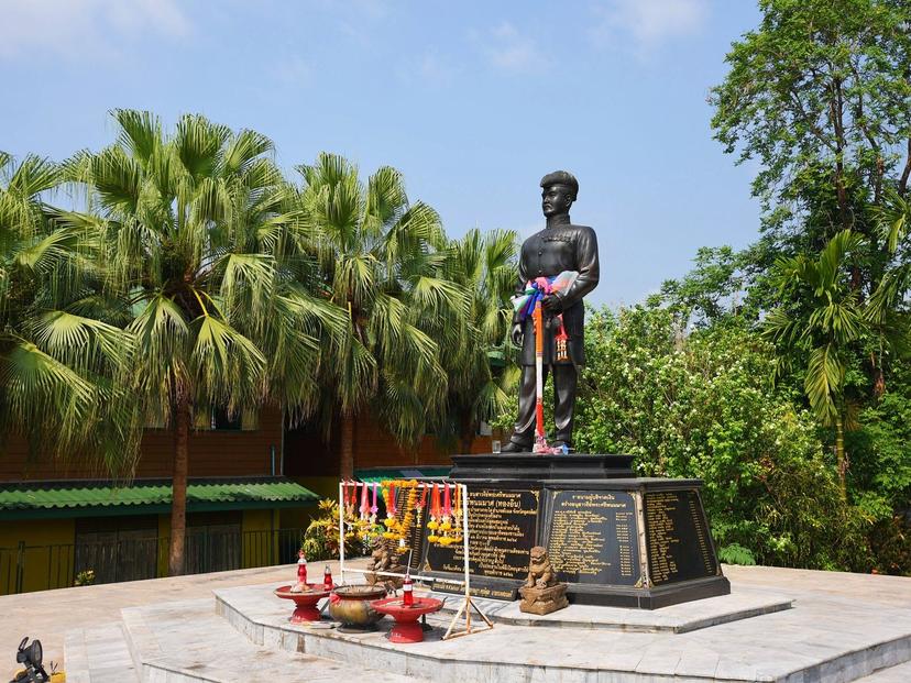 Phra Si Phanom Mat Monument
