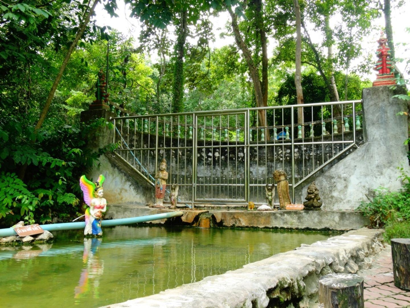 Tham Singkhon Hot Spring