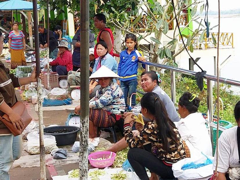 Tha Uthen Thai-Lao Market