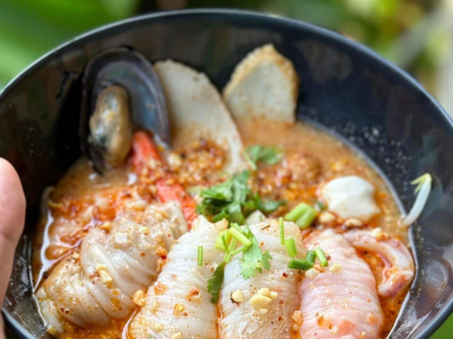 Delicious Noodle Soup at the Mouth of the Pot in the Garden