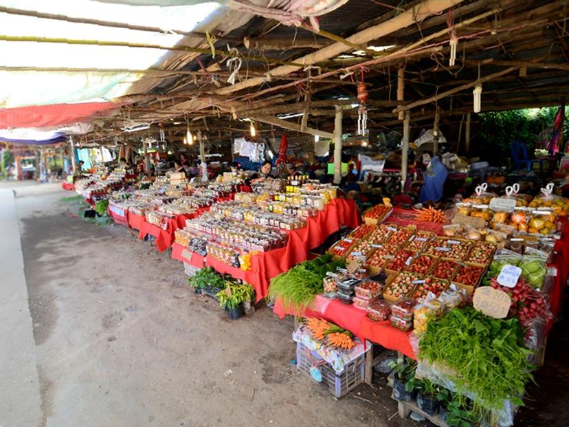 ตลาดชุมชนชาวไทยม้ง (กาดม้ง)