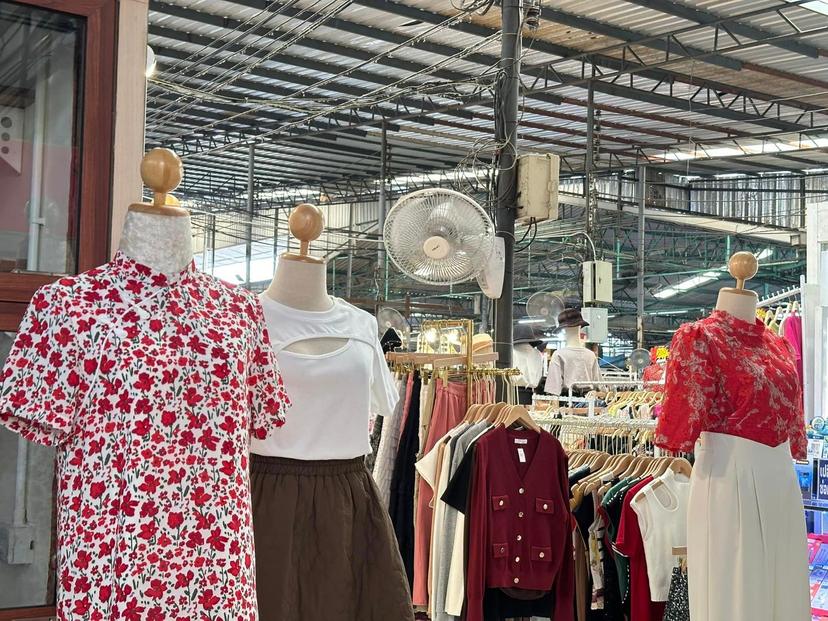 Ruen Tharaphat Market Asoke Montri
