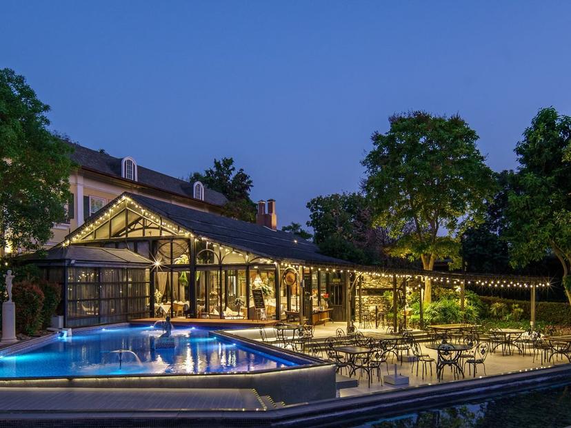 Chez Sonia Khaoyai translates to "Chez Sonia Khaoyai" in English, as it is a proper noun referring to a specific place. "Khaoyai" refers to the Khao Yai area, which is known for its national park in Thailand.