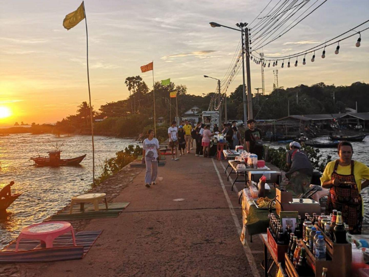 Ma Kham Pom Walking Street