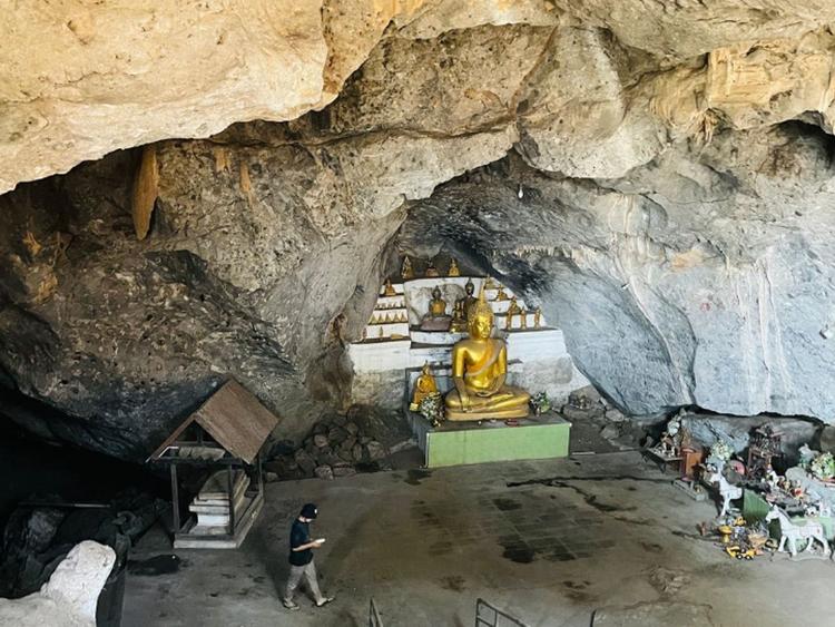 Khuan Phaen Cave Temple