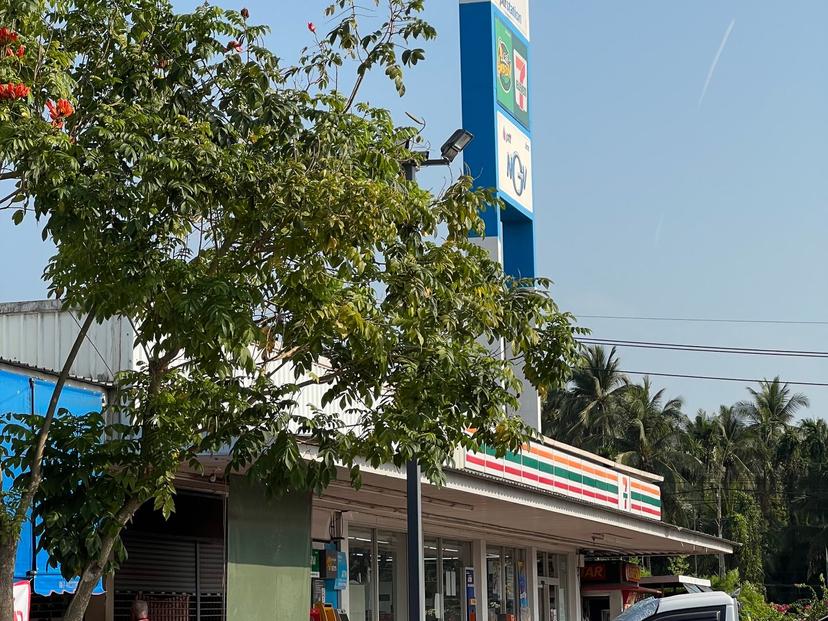 PTT Station Wat Pradu Intersection