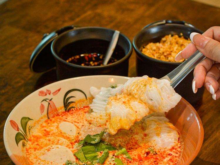Old-fashioned Pot Noodle at Bangchak Pump - Tha Kham
