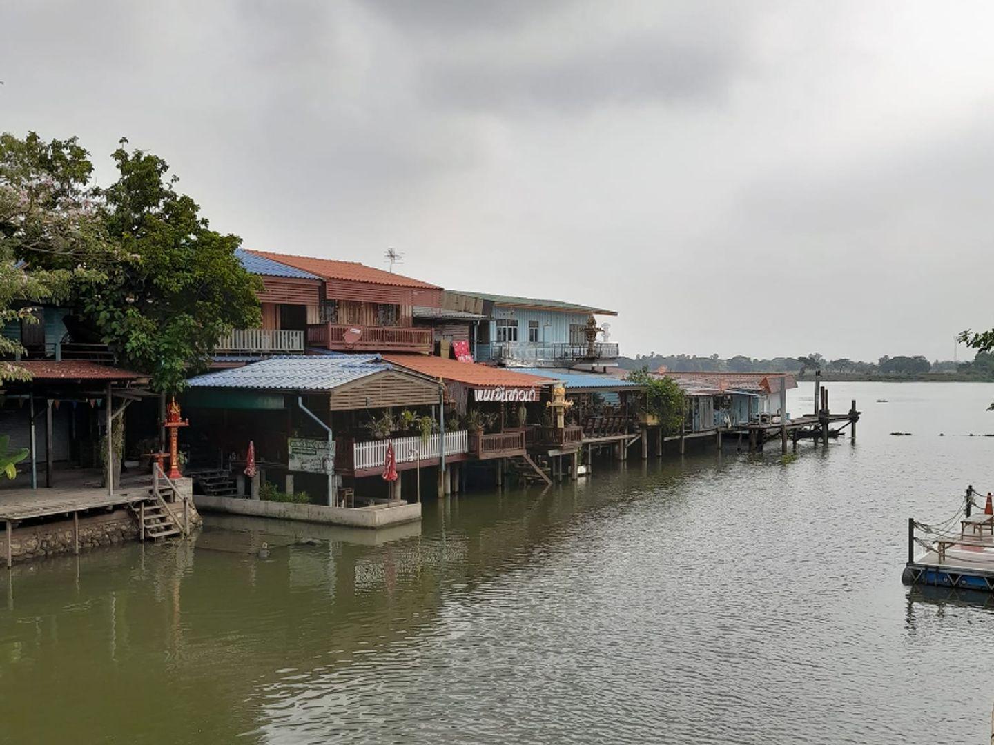 Sam Khok Riverside Market