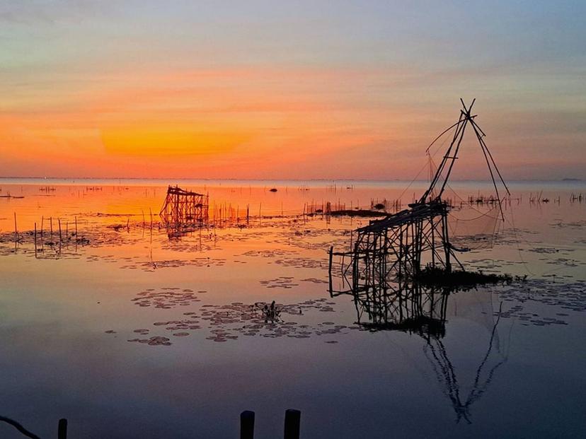 ชานไม้ ชายเล (Lake house)