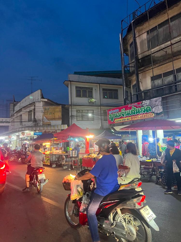 ตลาดซุ้ย