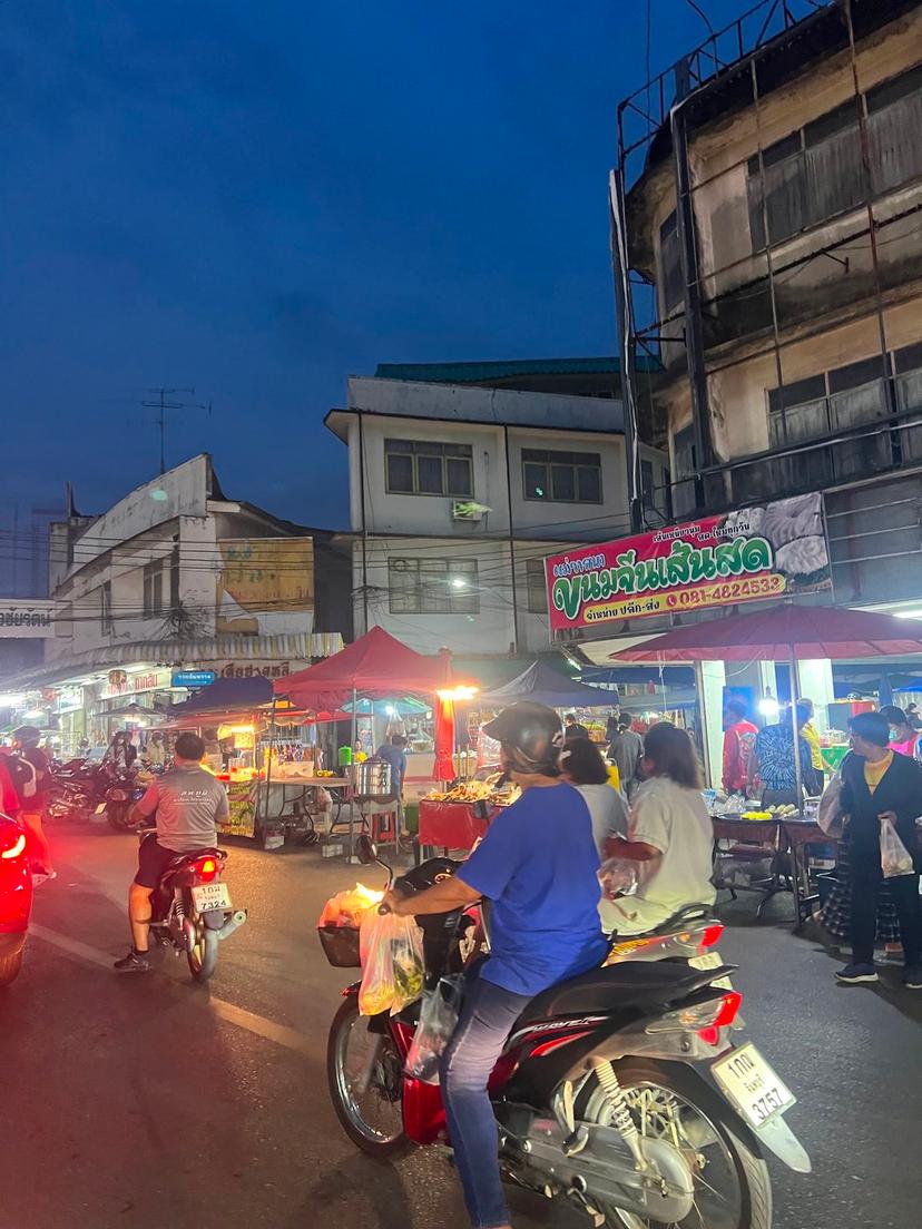 ตลาดซุ้ย