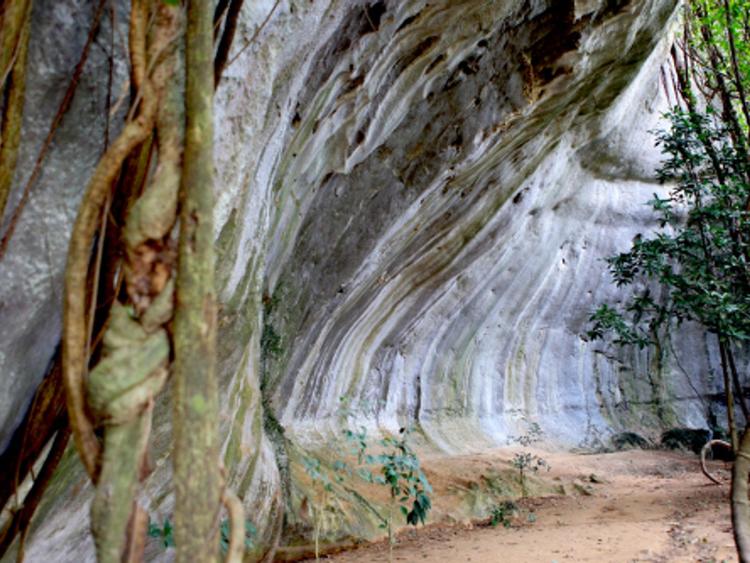 ถ้ำผาโค้ง