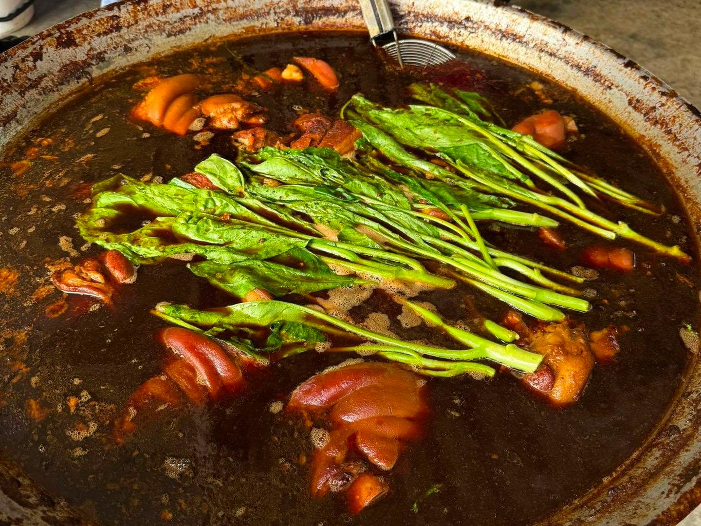 ร้านขาหมู น้าแย้มท่าคอยซอย11