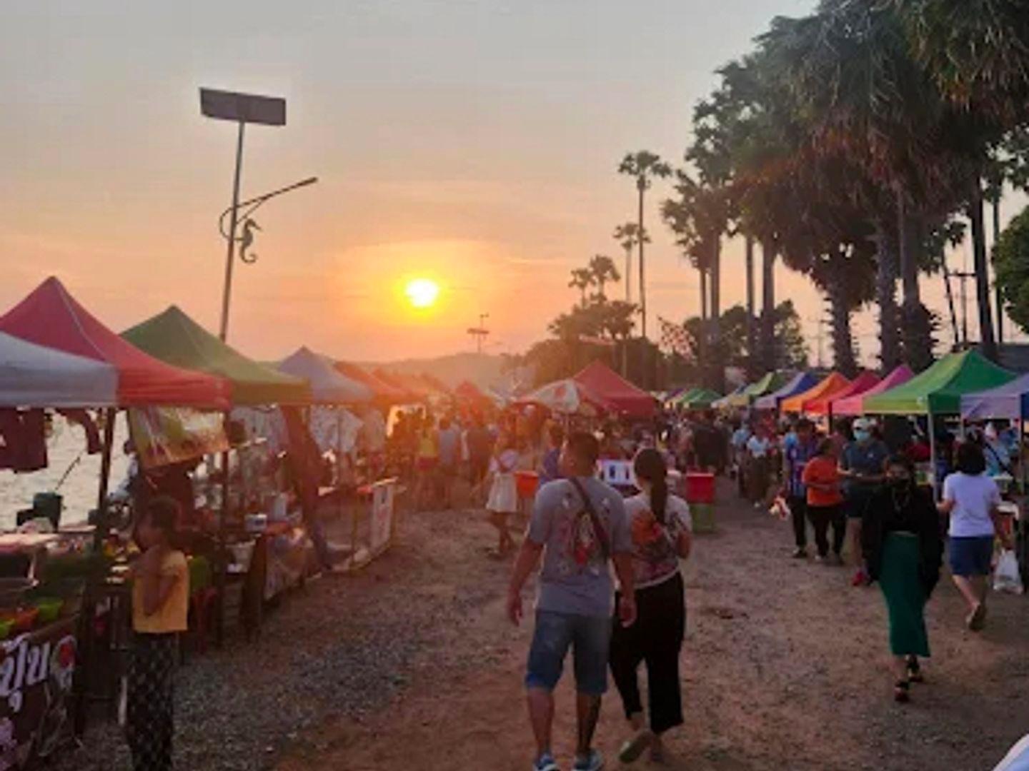 ถนนคนเดิน ตลาดริมทะเลบางแสน