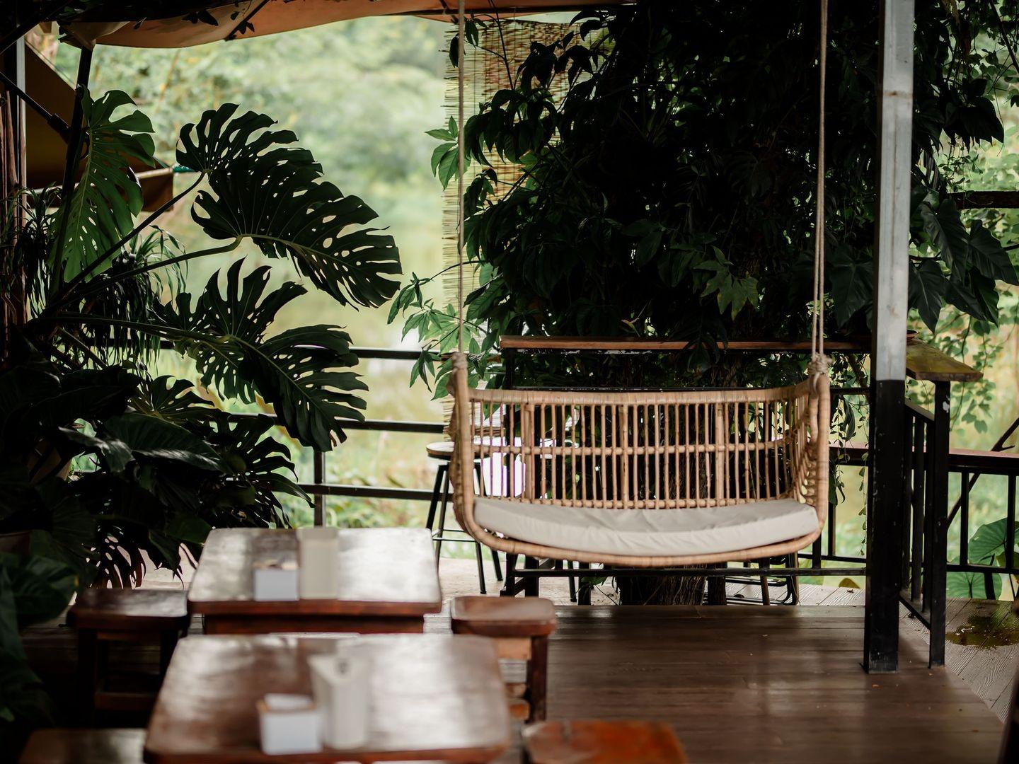The 1993 Cafe, Khon San