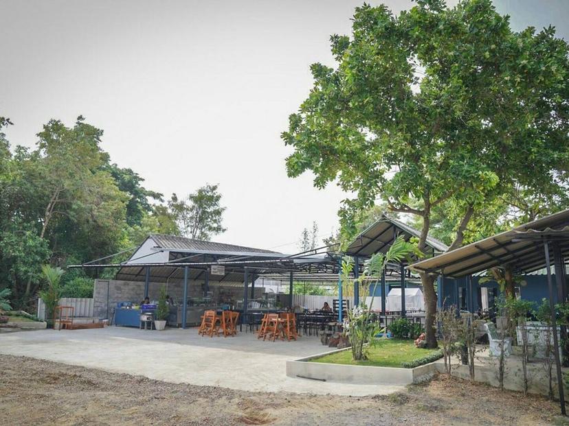 Kuak Apirat Railway-side Kitchen