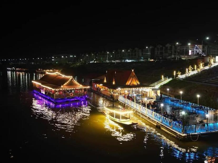 Si Kwae Floating Restaurant, Nakhon Sawan