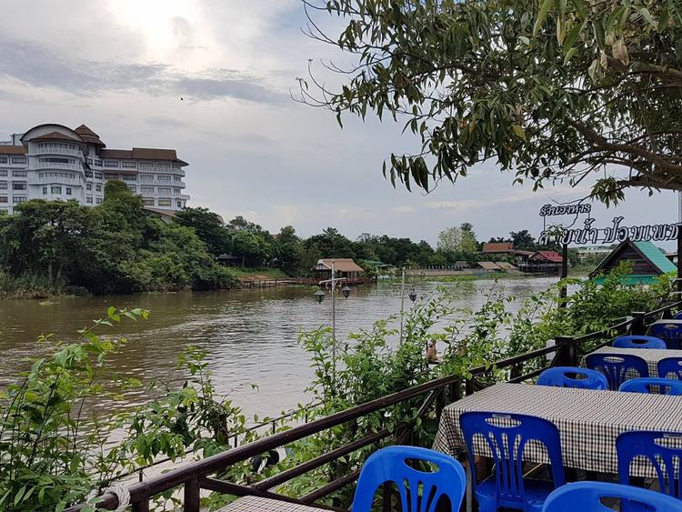 ร้านอาหารสายน้ำป้อมเพชร Sai Nam Pom Petch Restaurant