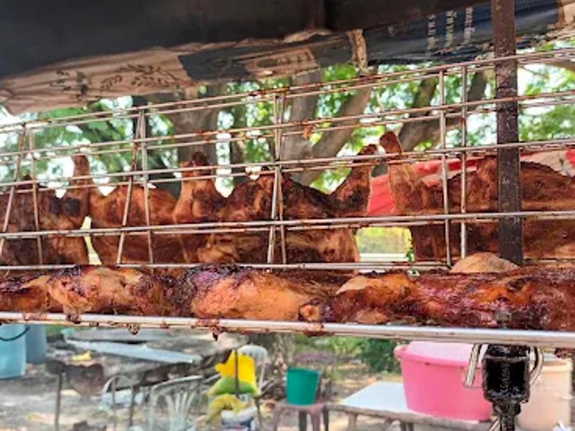 ส้มตำ ไก่ย่างวิเชียรบุรี (สะพานอิฐ)