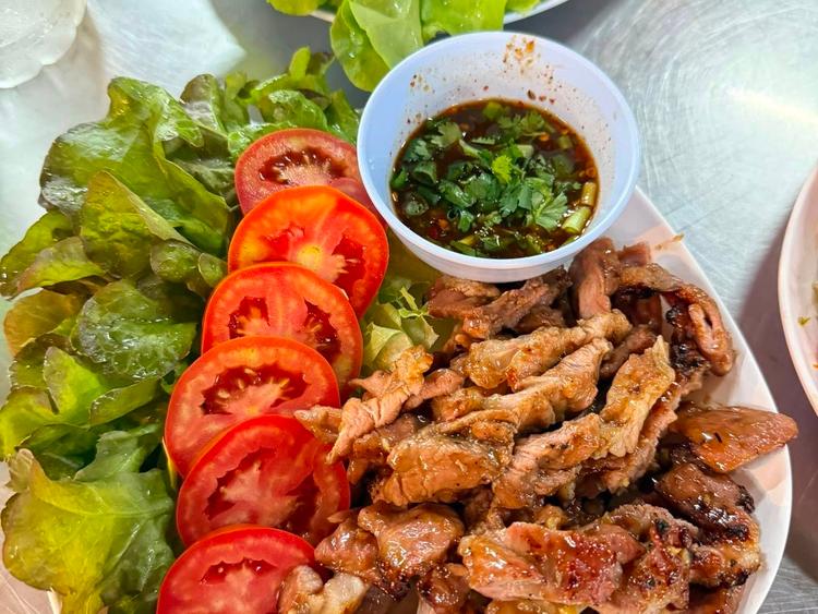 ริมเขื่อนจุ๋มหนวดซีฟู้ด (ร้านแรกติดริมถนน เก้าอี้เหลือง)