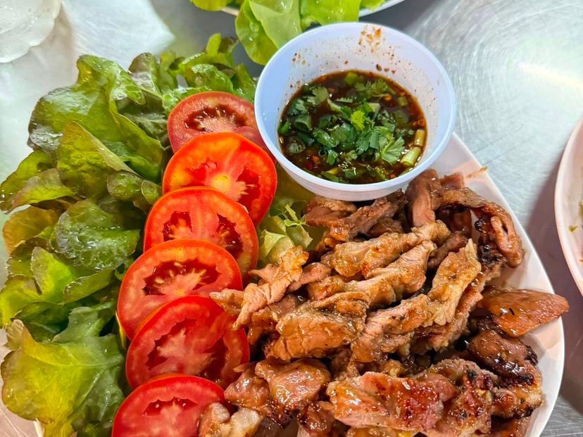 ริมเขื่อนจุ๋มหนวดซีฟู้ด (ร้านแรกติดริมถนน เก้าอี้เหลือง)