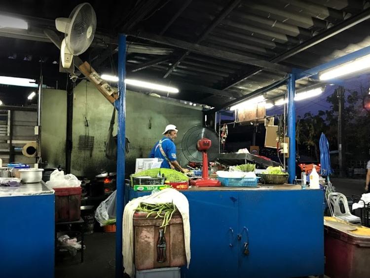 ริมถนนพระศักดิ์ เล็กอาหารทะเล