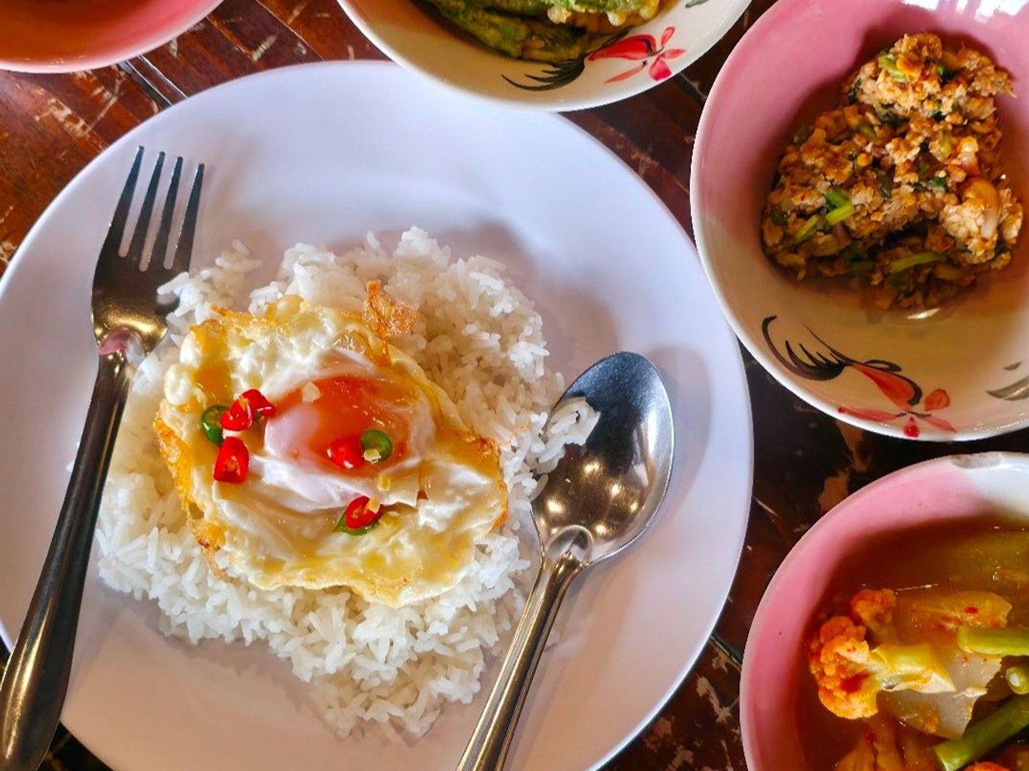 ข้าวแกง อาหารไทยและนานาชาติ - ร้านสมทรง สระบุรี